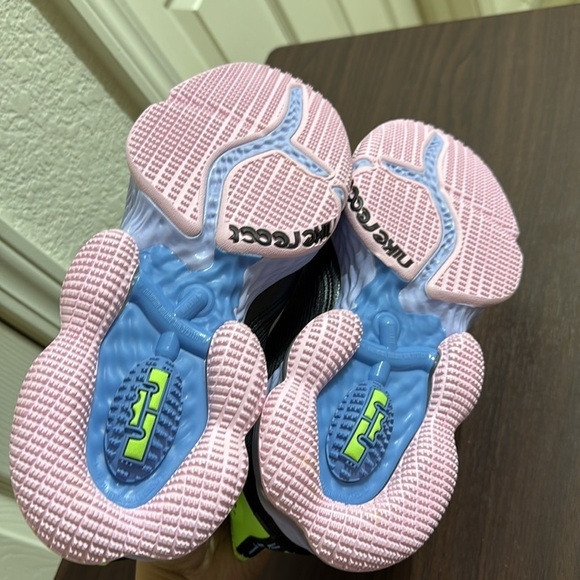 Lebron XIX Low 
Black/Ghost Green Purple Pulse - Picture 5 of 6